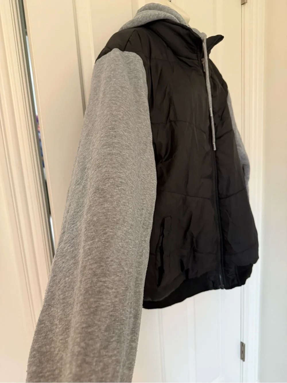 AEROPOSTALE Y2K Black Puffer Jacket with Gray Hooded Sleeves - Men's